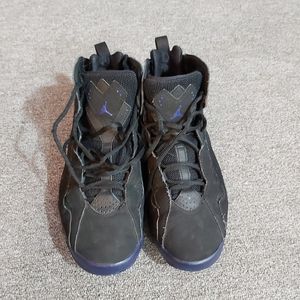 Air Jordan black/purple size: men's 8.5